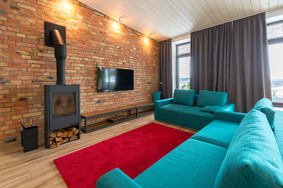 Zomerse luchtblauwe gordijnen in zonnige kamer.