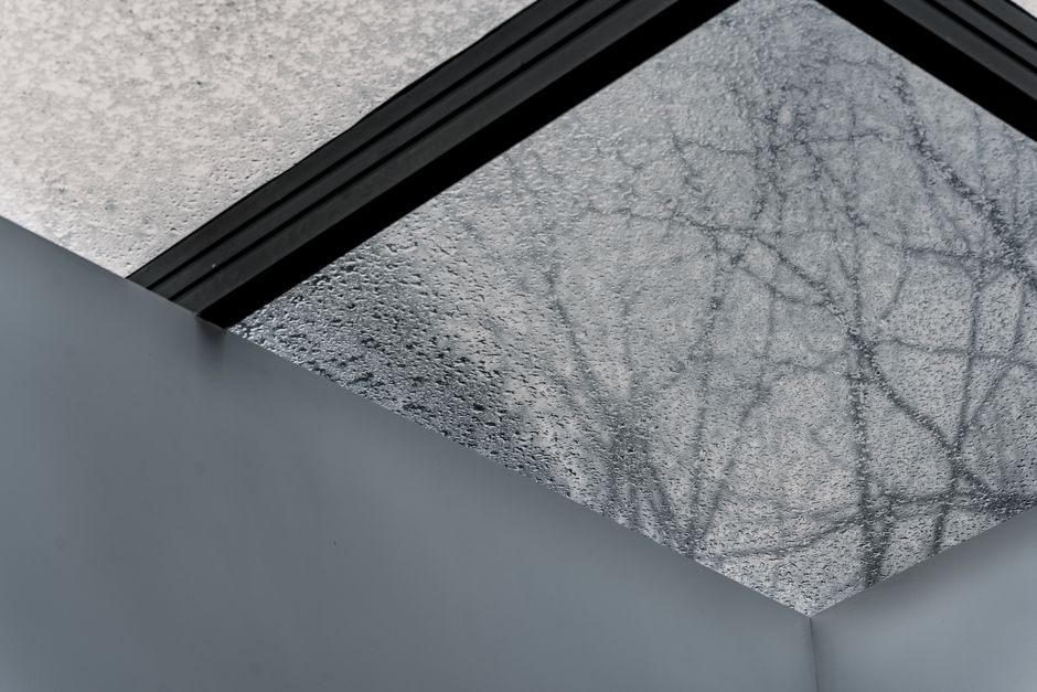 Stijlvolle raamfolie op grote glazen deur. Stijlvolle raamfolie op grote glazen deur.