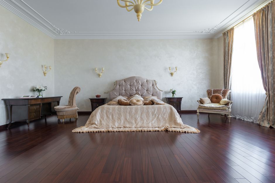 Elegante lage-kosten slaapkamer met serene decor elementen. Elegante lage-kosten slaapkamer met serene decor elementen.