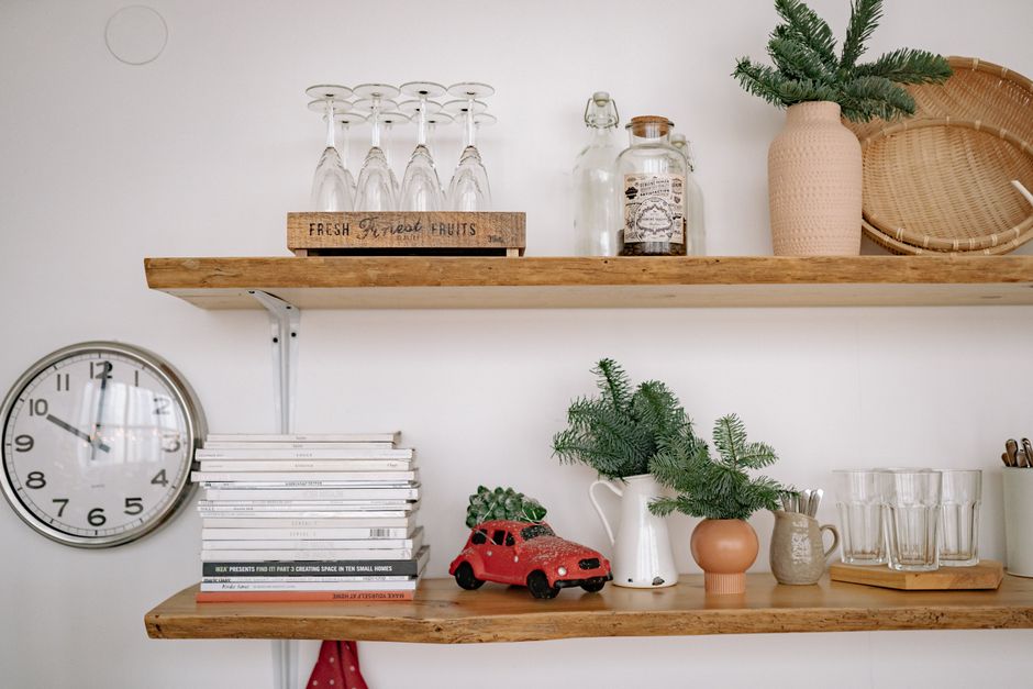 Nazomerse decoraties in kast met aardetinten. Nazomerse decoraties in kast met aardetinten.